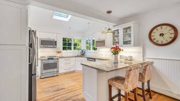 Maison, plusieurs lits (East Hampton Town Terrific) | Cuisine privée | Réfrigérateur, micro-ondes, lave-vaisselle, grille-pain