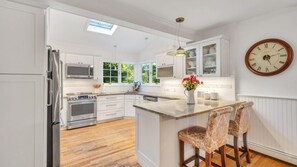 獨棟房屋, 多張床 (East Hampton Town Terrific) | 私人廚房 | 電冰箱、微波爐、洗碗機、烤麵包機