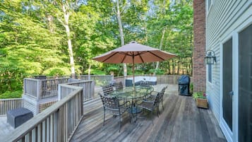House, Multiple Beds (East Hampton Town Terrific) | Property grounds