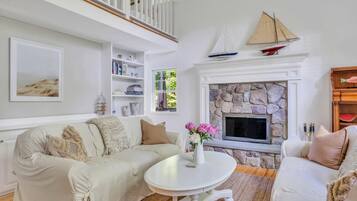 House, Multiple Beds (East Hampton Town Terrific) | Living area | Flat-screen TV, fireplace, stereo