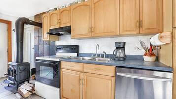 House, Multiple Beds (Hudson Valley Mountain Hideaway) | Private kitchen