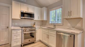 Nhà, nhiều giường (Sag Harbor Cove Contemporary) | Bếp riêng | Tủ lạnh, lò vi sóng, máy rửa bát, máy xay thực phẩm