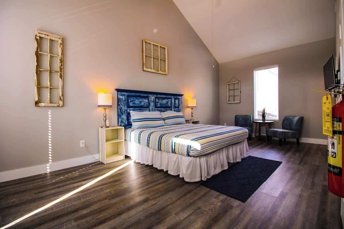 2 bedrooms, desk, iron/ironing board, WiFi