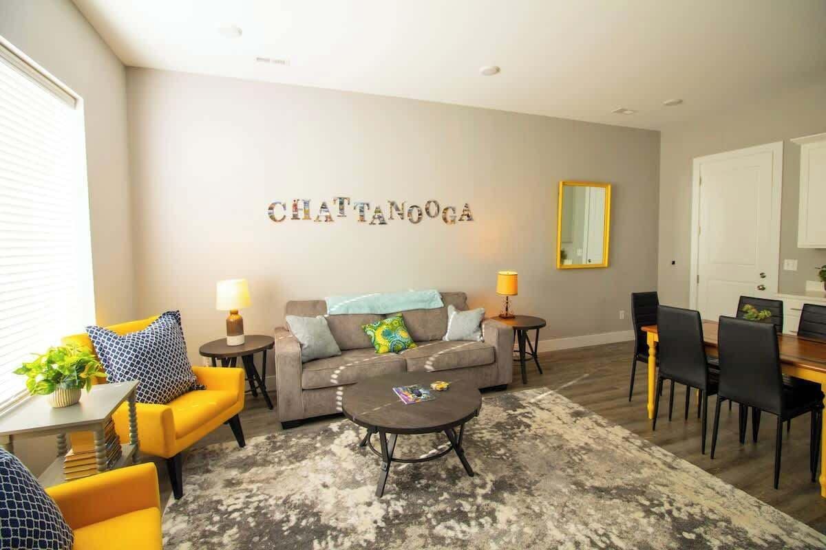Una sala de estar con sofá, mesa de centro y comedor.