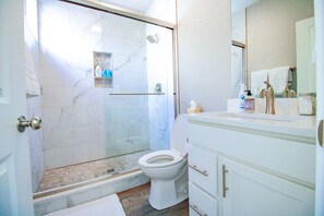 Haartrockner, Handtücher, Seife, Toilettenpapier