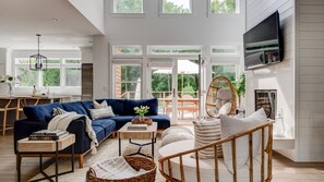 Casa, varias camas (Coves Bay Beauty) | Área de sala de estar | Televisión y chimenea 