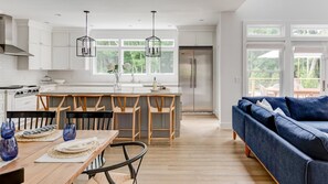 Casa, varias camas (Coves Bay Beauty) | Cocina privada | Refrigerador, microondas, lavavajillas y tostadora 