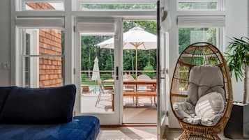 Casa, varias camas (Coves Bay Beauty) | Área de sala de estar | Televisión y chimenea