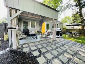 Property grounds - Modern & Spacious-walk to metro w/ parking On-site (Silver Spring)