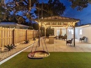 Outdoor dining - House 2 minutos of Madeira beach 🏖 (St Petersburg)
