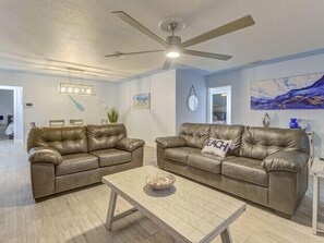 Smart TV, books - House 2 minutos of Madeira beach 🏖 (St Petersburg)