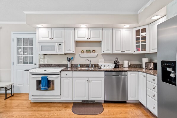 Fridge, microwave, oven, stovetop - Beautiful Home Walking Distance to Elon University (Elon)
