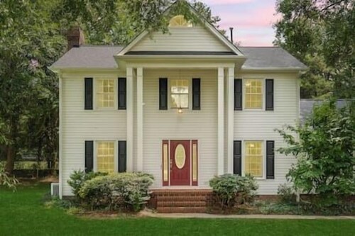 Beautiful Home Walking Distance to Elon University