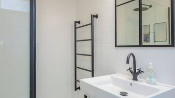 Douche, sĂšche-cheveux