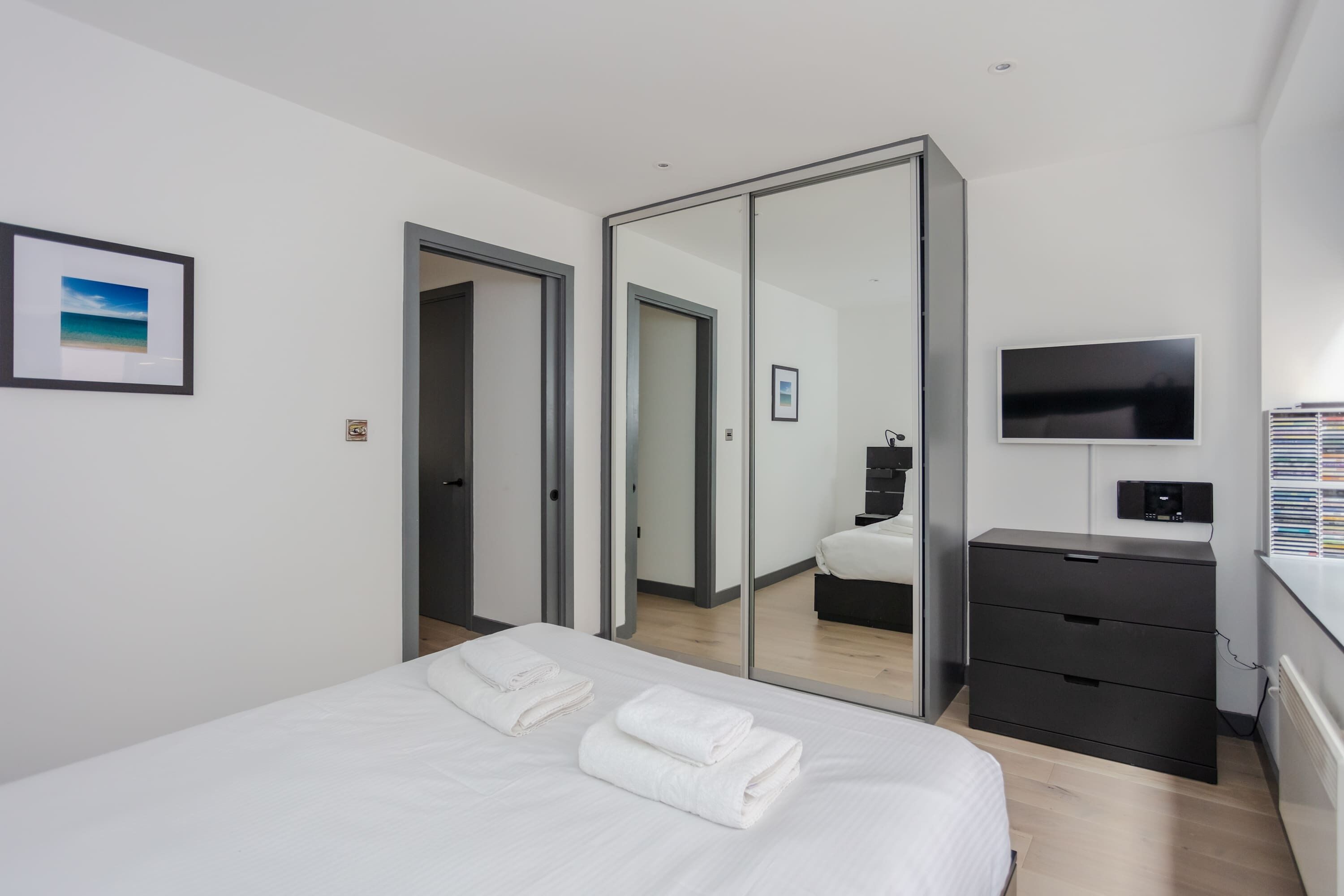 1 dormitorio, tabla de planchar con plancha, Internet y ropa de cama
