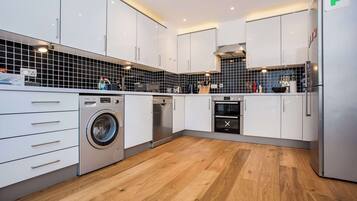 Fridge, oven, stovetop, dishwasher