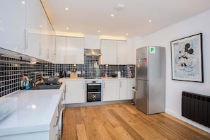 Fridge, oven, stovetop, dishwasher