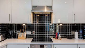 Fridge, oven, stovetop, dishwasher