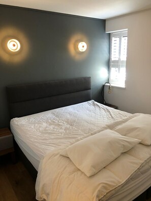 1 habitación, tabla de planchar con plancha, internet y ropa de cama