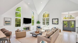 ハウス ベッド (複数台) (East Hampton Exquisite) | リビング エリア | テレビ、暖炉、ステレオ