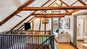 Apartment, Berbilang Katil (Sage and Madison House - Hatfield Sui) | Ruang tamu