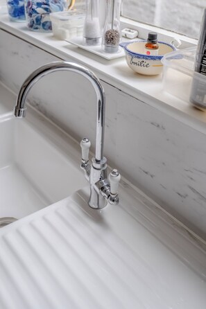 Bathtub, hair dryer - Lovely 1BD Self Contained Flat in Greenwich (London)