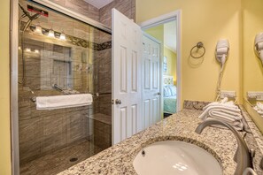 Combined shower/bathtub, jetted bath, towels