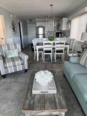 Living area - Gorgeously decorated Oceanfront Corner Unit 2BD 2BA (North Myrtle Beach)