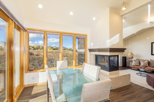 SKI-IN/OUT Idyllic Mountain Home! 4BR+loft/4.5Bth; Hot tub, Deck, Amazing VIEWS