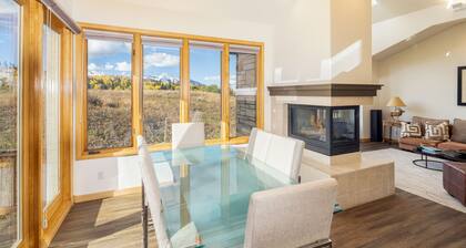 SKI-IN/OUT Idyllic Mountain Home! 4BR+loft/4.5Bth; Hot tub, Deck, Amazing VIEWS