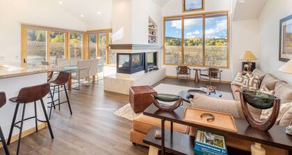 Spectacular summer retreat! Lux Home 4BR+loft/4.5Bth; Hot tub,Deck;Amazing VIEWS