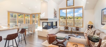 Spectacular summer retreat! Lux Home 4BR+loft/4.5Bth; Hot tub,Deck;Amazing VIEWS