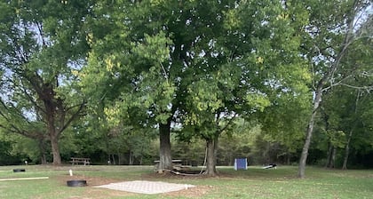 Peaceful RV site Full Hookup on 175acre Farm