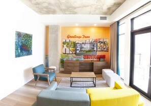 Apartemen Keluarga, 2 kamar tidur, Bebas Asap Rokok, balkon | Area keluarga | Smart TV 55-inci dengan saluran TV digital, TV, dan stasiun docking iPod