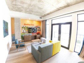 Apartamento Deluxe, 1 cama de matrimonio, no fumadores, balcón | Zona de estar | Smart TV de 55 pulgadas con canales digitales, una televisión