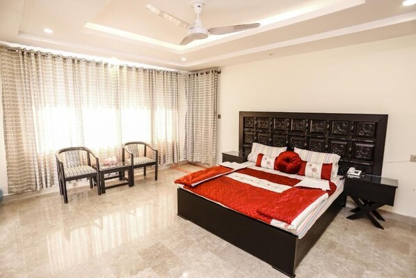 Deluxe Double Room | Iron/ironing board, free WiFi - Thikana Hotel (Muzaffarabad)