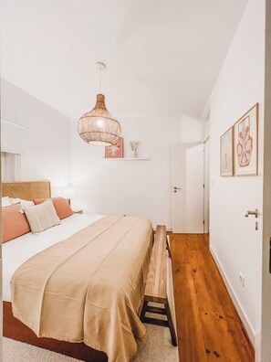 3 bedrooms, desk, Internet, bed sheets - Stylish 2BD APT in Lisbon! (Lisboa)