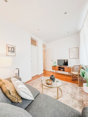 TV, offices - Stylish 2BD APT in Lisbon! (Lisboa)