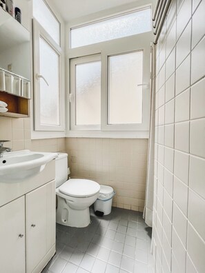 Shower - Stylish 2BD APT in Lisbon! (Lisboa)