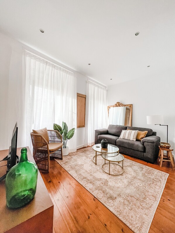 TV, offices - Stylish 2BD APT in Lisbon! (Lisboa)