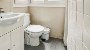 Shower - Stylish 2BDR Lisbon Apartment City Center (Lisboa)