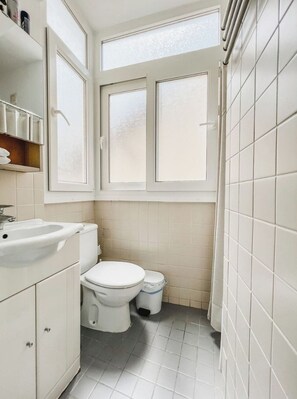 Shower - Stylish 2BDR Lisbon Apartment City Center (Lisboa)