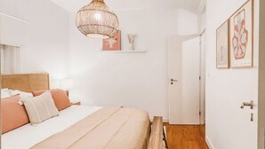 3 bedrooms, desk, internet, bed sheets - Stylish 2BDR Lisbon Apartment City Center (Lisboa)