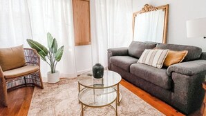 TV, offices - Stylish 2BDR Lisbon Apartment City Center (Lisboa)