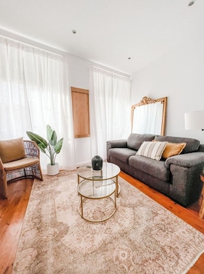 TV, offices - Stylish 2BDR Lisbon Apartment City Center (Lisboa)