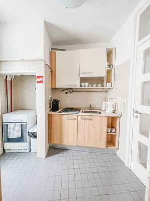 Coffee/tea maker, fridge, microwave, oven - Stylish 2BDR Lisbon Apartment City Center (Lisboa)
