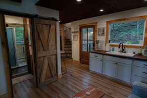 Refrigerador, microondas, cafetera y tetera y tostadora 