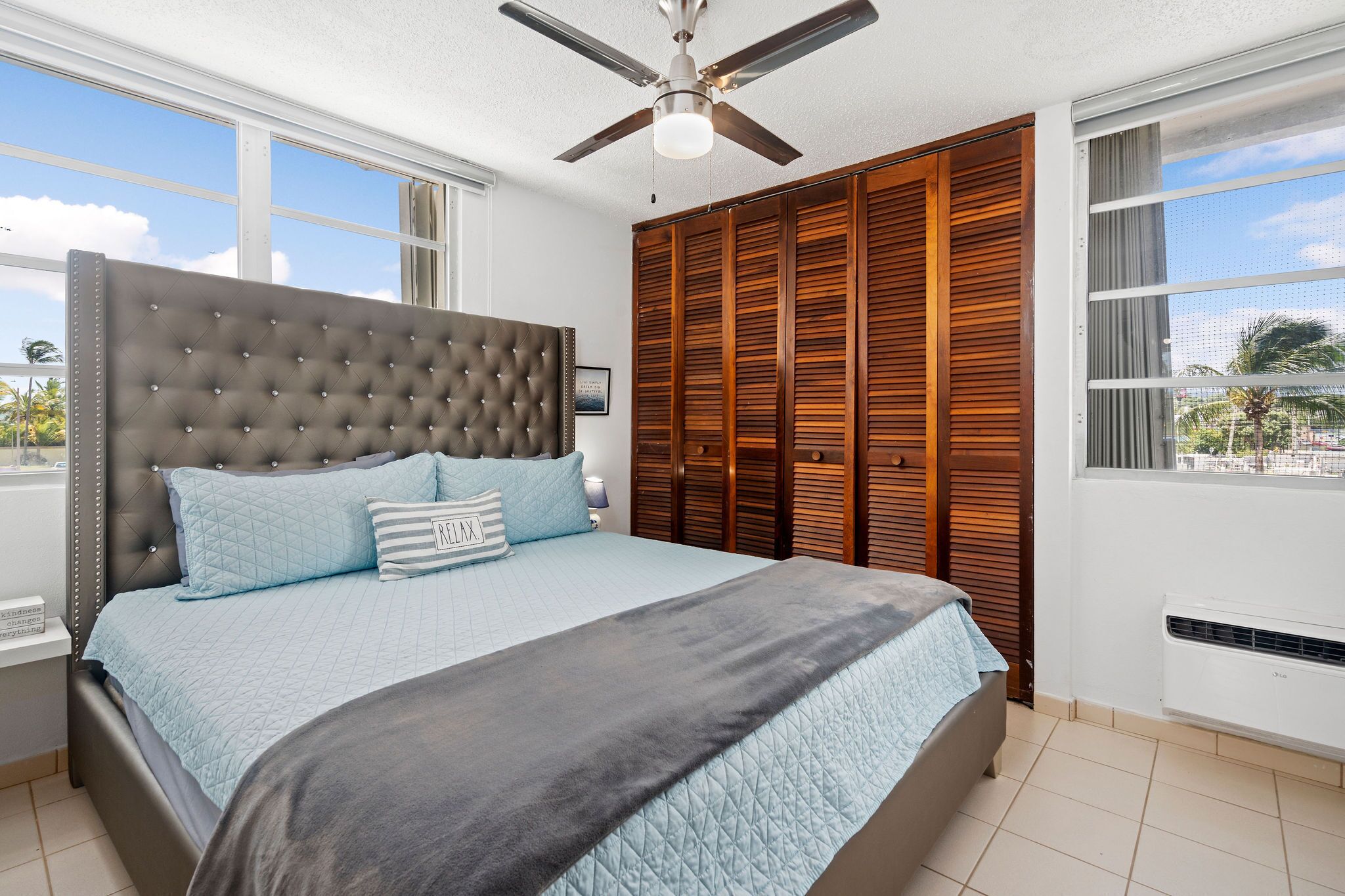 2 habitaciones, tabla de planchar con plancha y cuna de viaje 