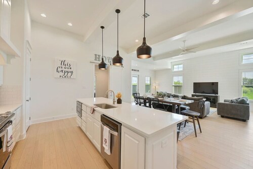 12th Man Hideout w/ Private Backyard