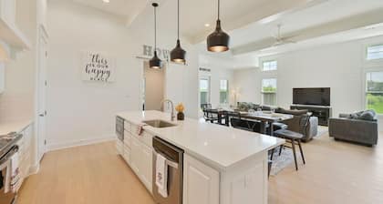 12th Man Hideout w/ Private Backyard